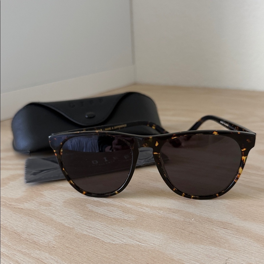 Tortoise Shell DIFF Polarized Sunglasses with Cas… - image 1